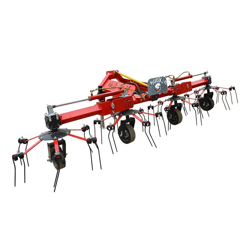 Vilkdamas šieno grėblį sukamu šieno sukamu grėbliu